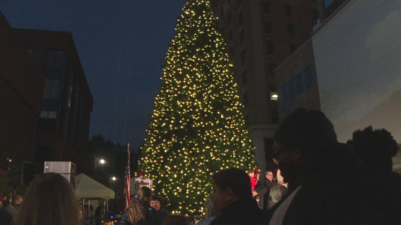 32803437-31fd-4c1d-a5e2-c268f5511b2d-large16x9_christmastreelighting.png